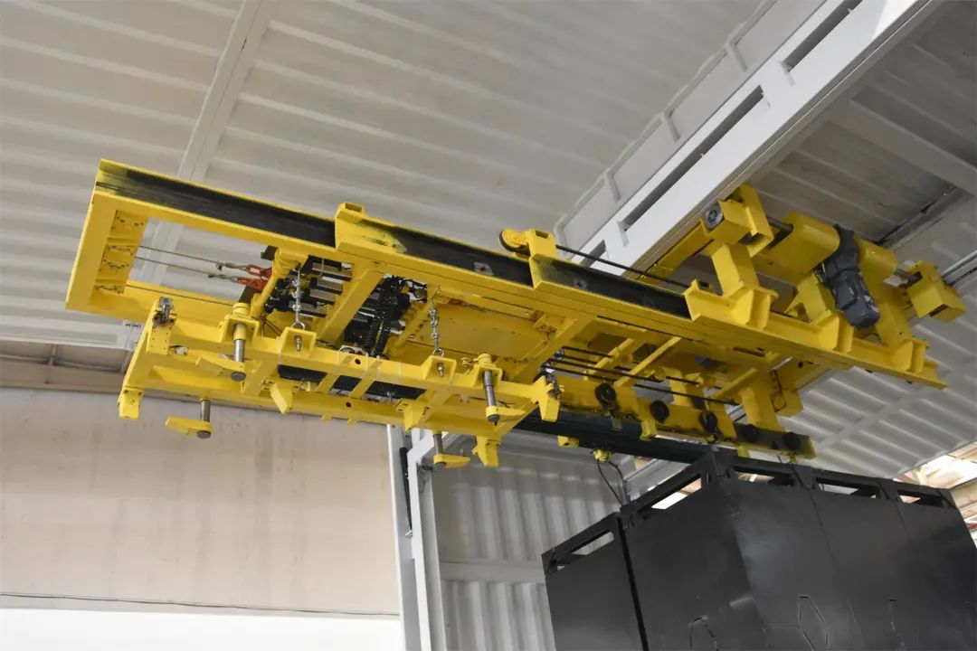 三級(jí)伸縮結(jié)構(gòu)換電機(jī)械手